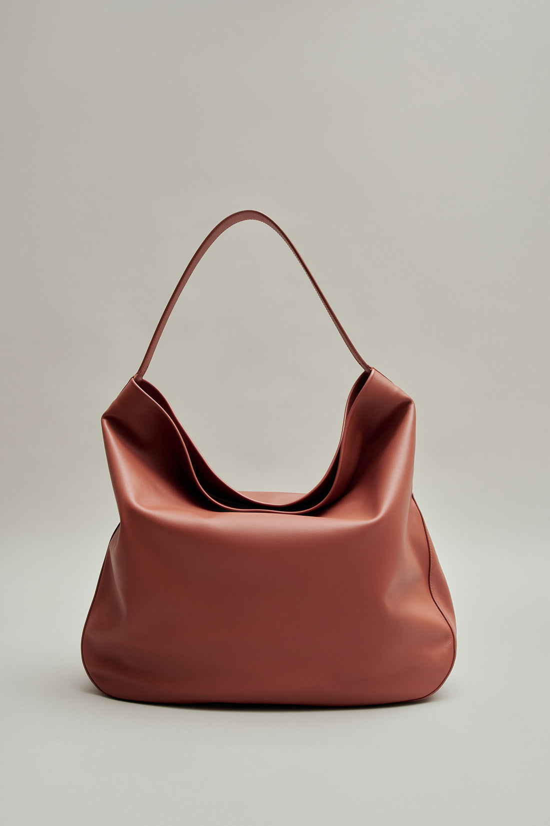 Minimalistische Hobo Schultertasche mit Reißverschlussbeutel