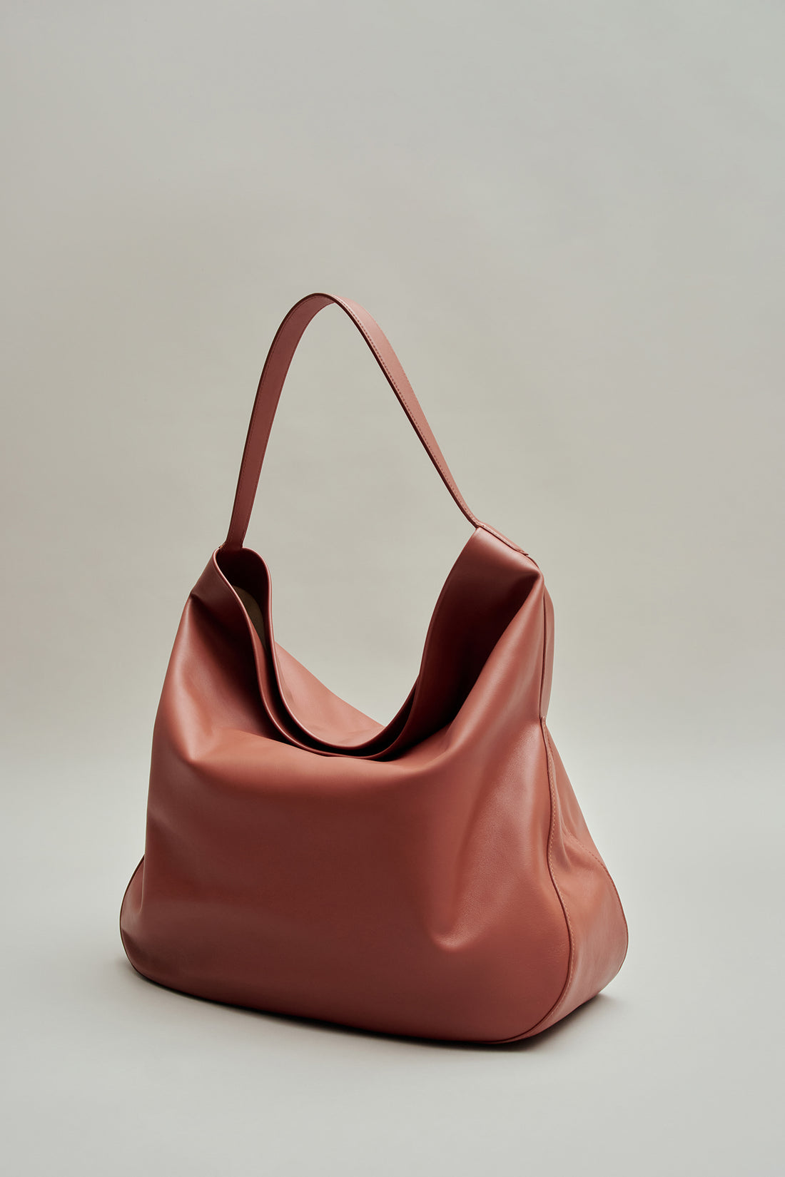 Minimalistische Hobo Schultertasche mit Reißverschlussbeutel